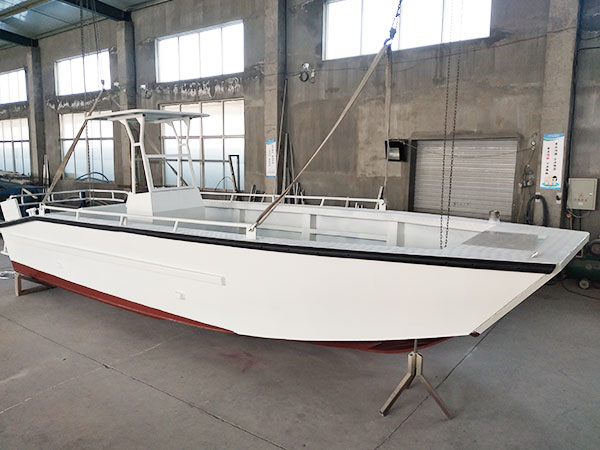 Barco de pesca el&eacute;trica de alum&iacute;nio navegando em &aacute;guas rasas para amostragem biol&oacute;gica