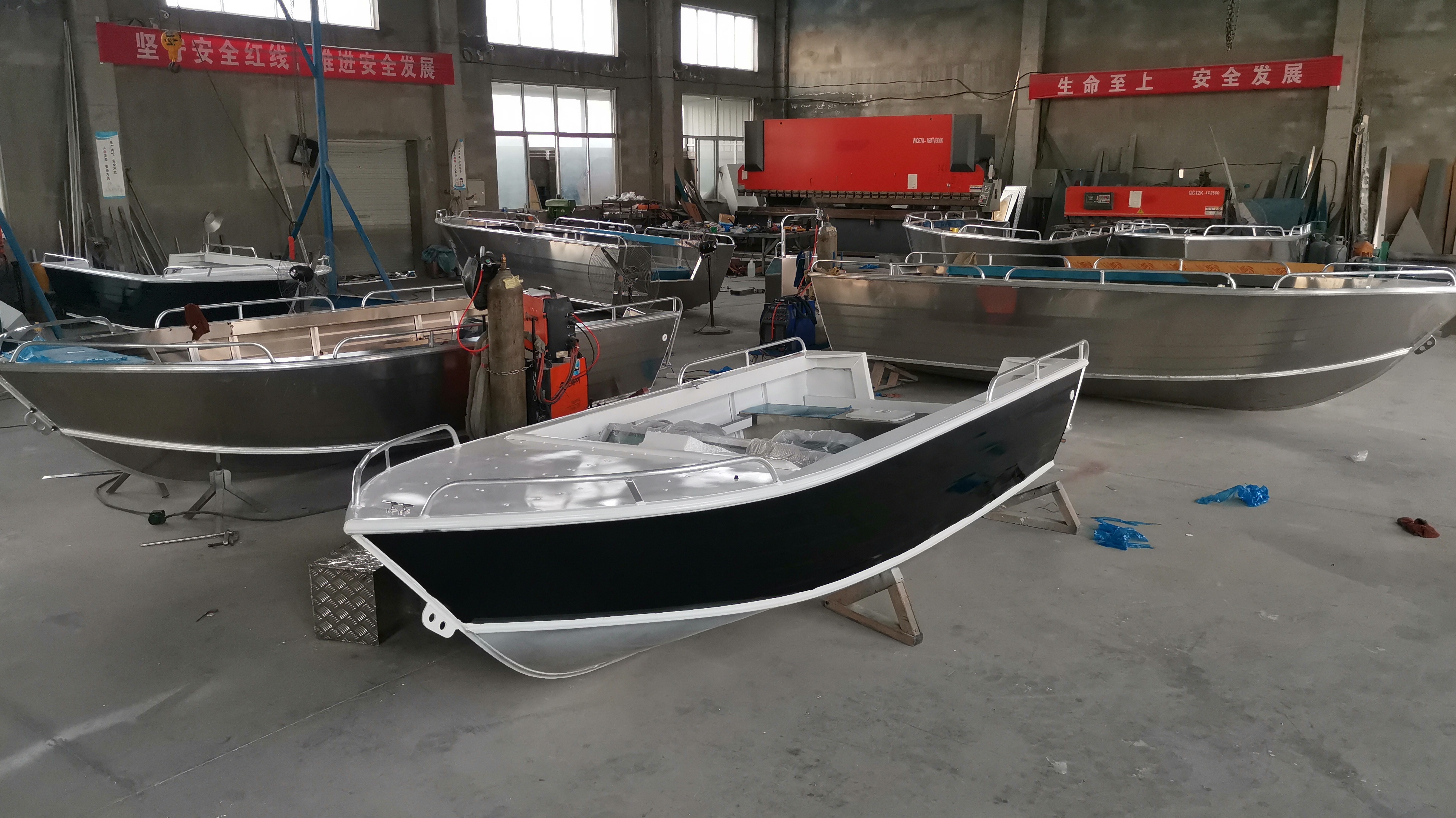 O barco Jon de 12 pés construiu para governar o lago