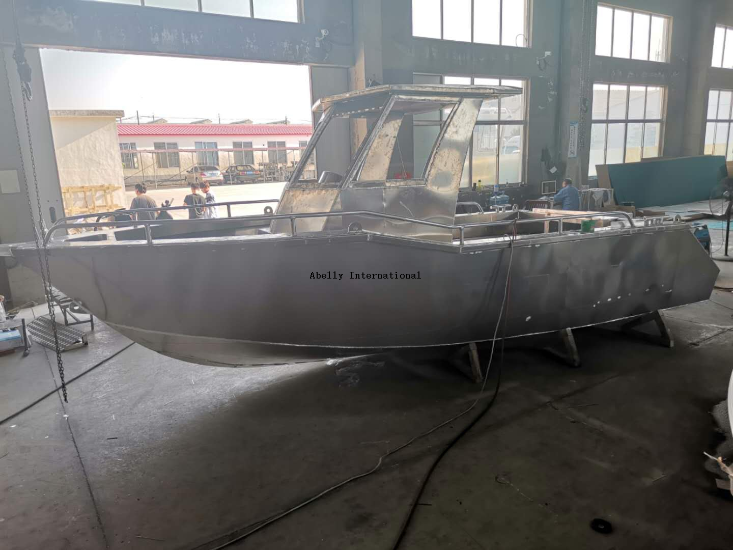 Barco de passeio de alum&iacute;nio na &aacute;gua