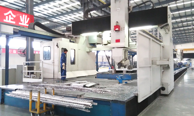 Equipamentos profissionais de fabricação e processamento de perfil de alumínio em Abelly Production Facility