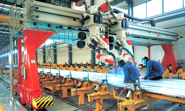 Linha de produção automatizada de soldagem de alumínio com sistema robótico para fabricação industrial