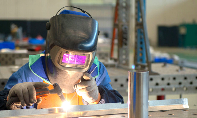 Especialista em soldagem de alumínio certificado que realiza fabricação de alta precisão na Abelly Workshop